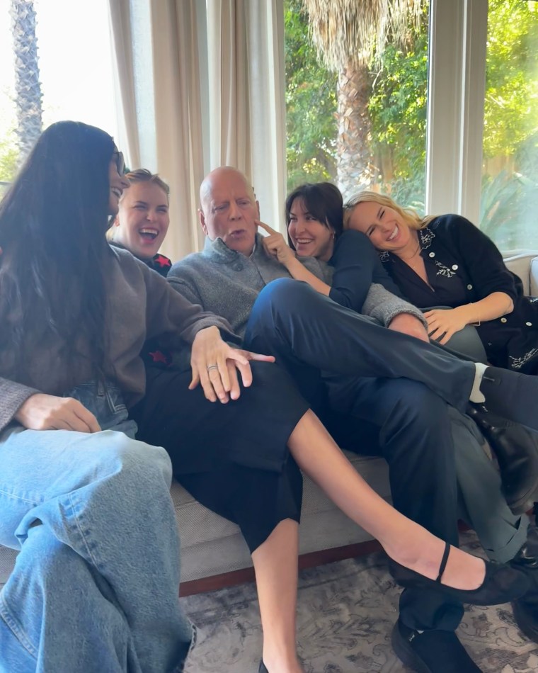 Demi Moore compartió una foto de Bruce Willis rodeada de las mujeres en su vida.