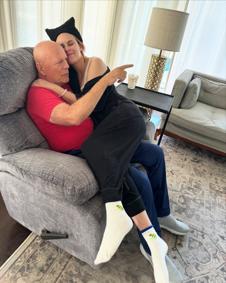 Tallulah Willis abraza a Bruce Willis mientras se sienta en una silla reclinable.