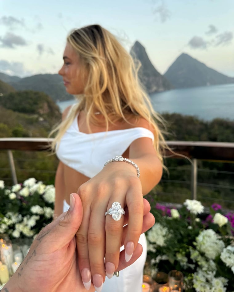 Jutta Leerdam showing off her engagement ring.