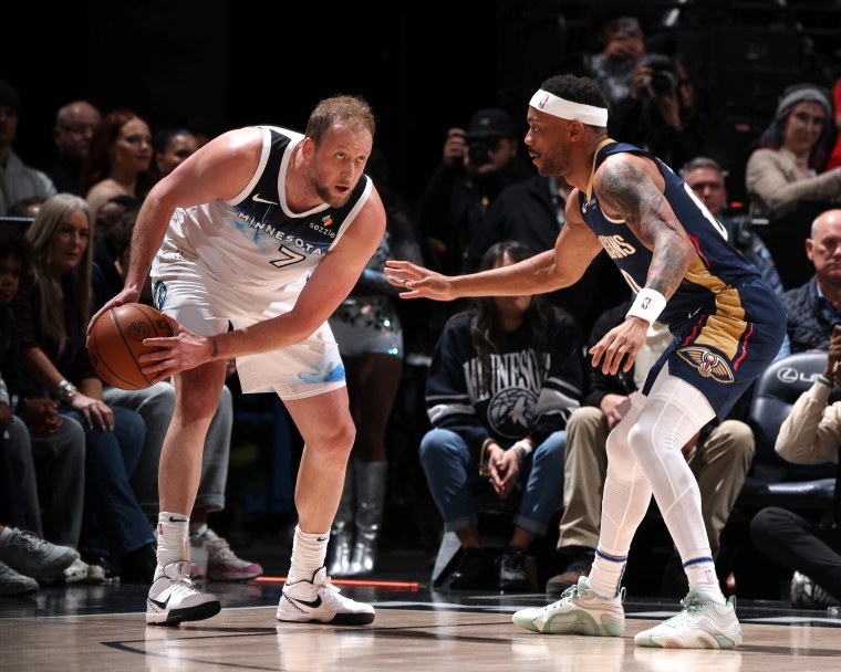 Joe Ingles playing basketball