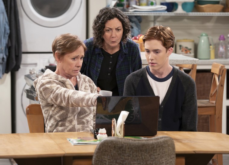 Laurie Metcalf como Jackie Harris, Sara Gilbert como Darlene Conner y Ames McNamara como Mark Conner-Healy en