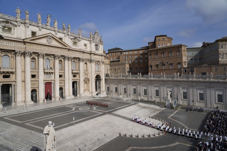 Procesión con el ataúd de Francisco de Santa Marta Domus a la basílica de San Pedro para su capilla ardiente, el 23 de abril de 2025.