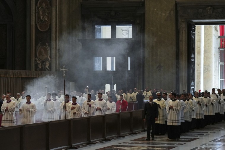 Procesión con el ataúd de Francisco de Santa Marta Domus a la basílica de San Pedro para su capilla ardiente, el 23 de abril de 2025.