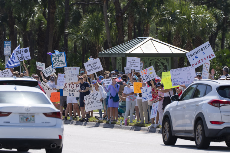 Vea imágenes de la protesta nacional contra los recortes de Trump y Musk