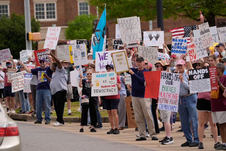 Vea imágenes de la protesta nacional contra los recortes de Trump y Musk