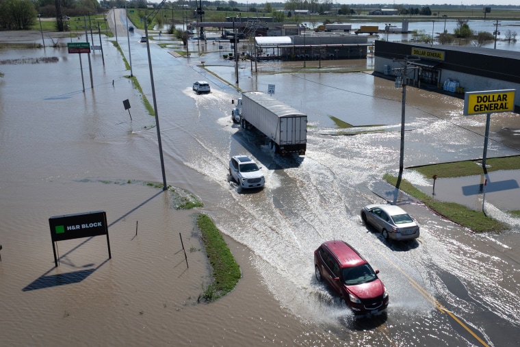 250407-Portageville-Missouri-flood-water-vehicles-road-ac-907p-3340d8.jpg