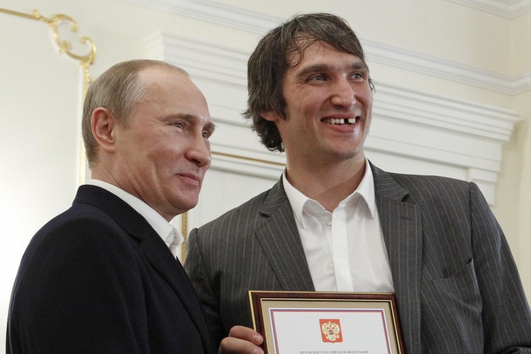 El presidente ruso, Vladimir Putin, se reúne con el miembro del equipo nacional de hockey sobre hielo de Rusia, Alexander Ovechkin, en Moscú después de la victoria del campeonato mundial del equipo en 2012.