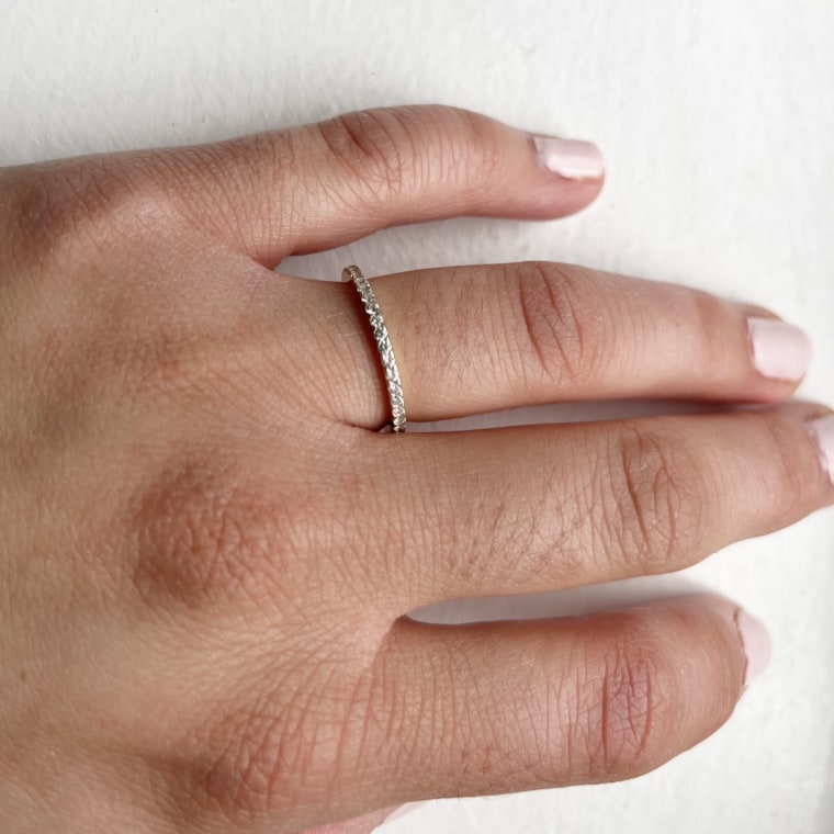 Social media video producer Anita Chomenko wearing her Pavoi eternity band.