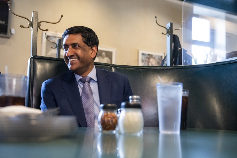 Rep. Ro Khanna eats lunch at Frank Pepe Pizzeria