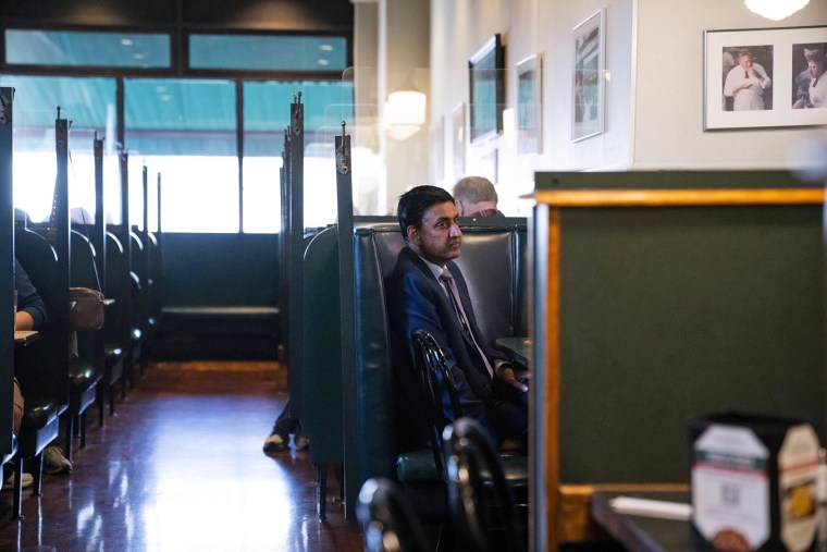 Rep. Ro Khanna eats lunch at Frank Pepe Pizzeria