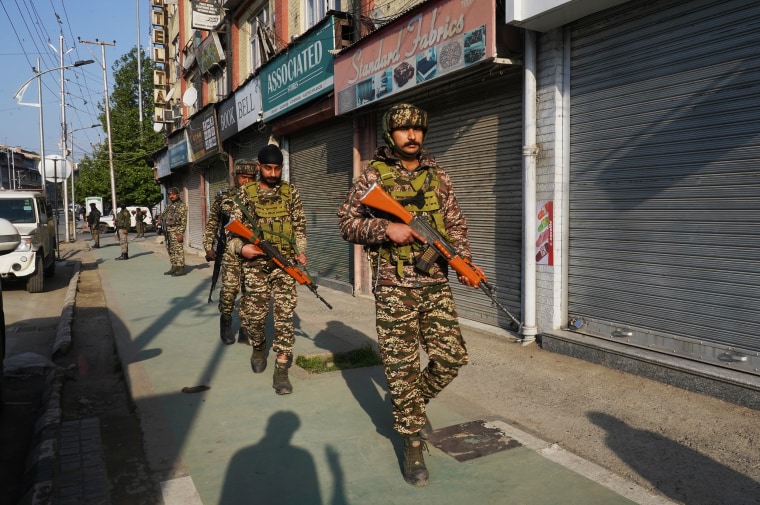 Las fuerzas de seguridad acordonaron la zona y lanzaron una operación de búsqueda a gran escala para encontrar a los atacantes. Las autoridades condenan el ataque y lo califican como uno de los ataques más mortíferos contra civiles en Cachemira en los últimos años.