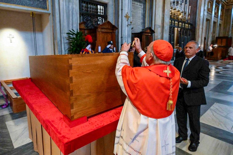 The rite of the Burial of the Roman Pontiff’s coffin.