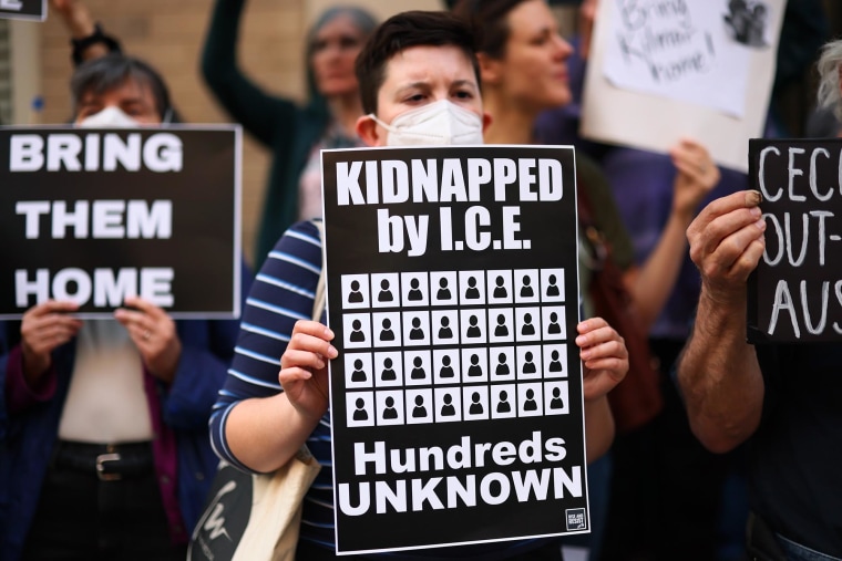 Demonstran memprotes deportasi imigran ke El Salvador di luar misi permanen El Salvador ke PBB pada 24 April 2025 di New York City.