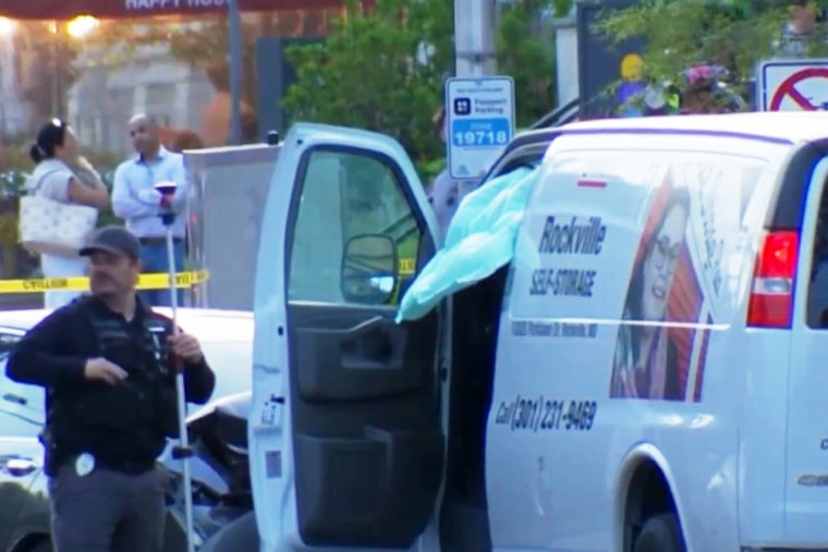 As autoridades disseram que um aluno da Universidade de Delaware morreu e mais oito ficaram feridos, ele estava fugindo do policial no Delawear na terça -feira, disseram autoridades.