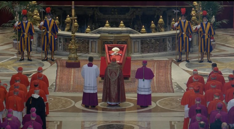Procesión con el ataúd de Francisco de Santa Marta Domus a la basílica de San Pedro para su capilla ardiente, el 23 de abril de 2025.