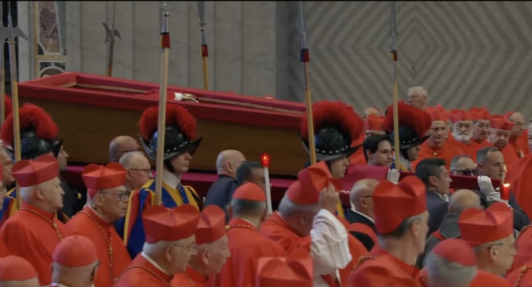 Procesión con el ataúd de Francisco de Santa Marta Domus a la basílica de San Pedro para su capilla ardiente, el 23 de abril de 2025.