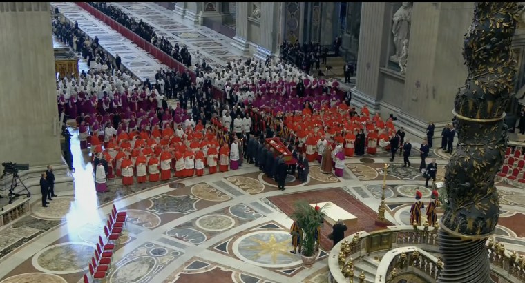 Procesión con el ataúd de Francisco de Santa Marta Domus a la basílica de San Pedro para su capilla ardiente, el 23 de abril de 2025.