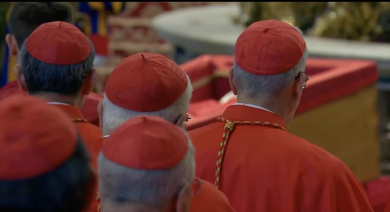 Procesión con el ataúd de Francisco de Santa Marta Domus a la basílica de San Pedro para su capilla ardiente, el 23 de abril de 2025.