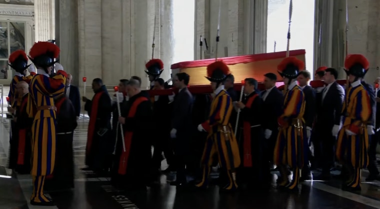 Procesión con el ataúd de Francisco de Santa Marta Domus a la basílica de San Pedro para su capilla ardiente, el 23 de abril de 2025.