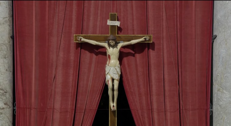 Procesión con el ataúd de Francisco de Santa Marta Domus a la basílica de San Pedro para su capilla ardiente, el 23 de abril de 2025.