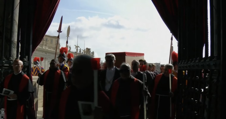 Procesión con el ataúd de Francisco de Santa Marta Domus a la basílica de San Pedro para su capilla ardiente, el 23 de abril de 2025.