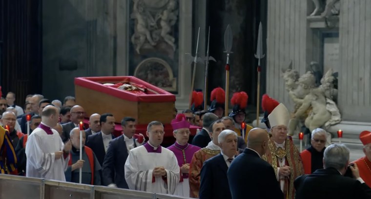 Procesión con el ataúd de Francisco de Santa Marta Domus a la basílica de San Pedro para su capilla ardiente, el 23 de abril de 2025.
