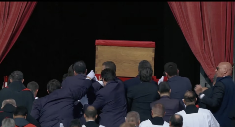 Procesión con el ataúd de Francisco de Santa Marta Domus a la basílica de San Pedro para su capilla ardiente, el 23 de abril de 2025.