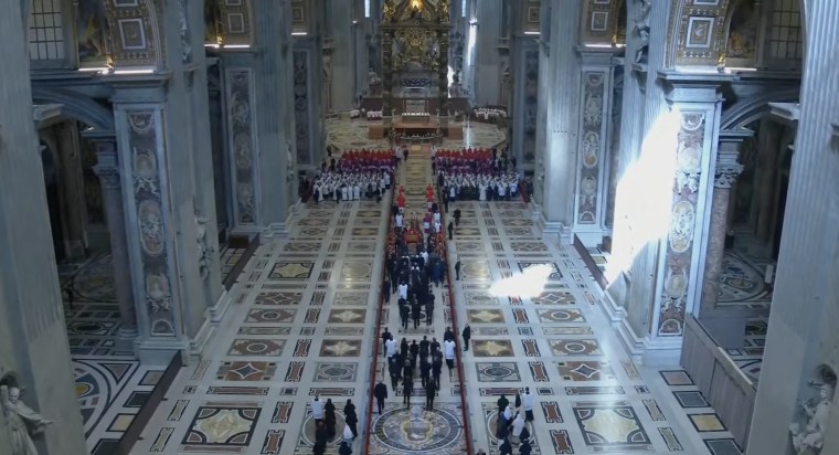 Procesión con el ataúd de Francisco de Santa Marta Domus a la basílica de San Pedro para su capilla ardiente, el 23 de abril de 2025.