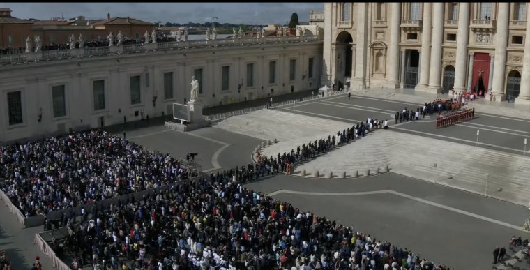 Procesión con el ataúd de Francisco de Santa Marta Domus a la basílica de San Pedro para su capilla ardiente, el 23 de abril de 2025.