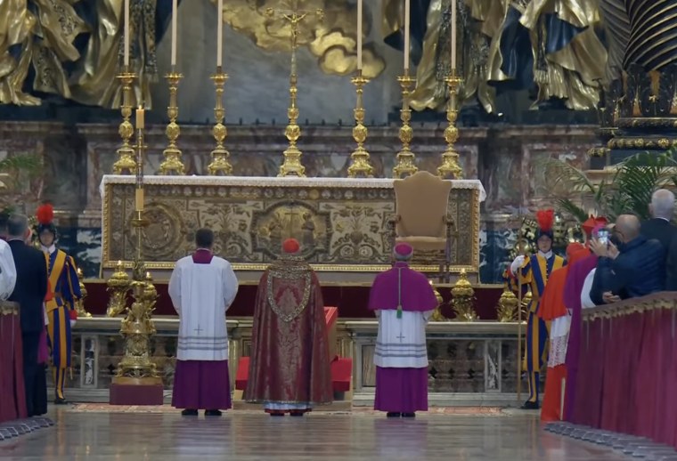 Procesión con el ataúd de Francisco de Santa Marta Domus a la basílica de San Pedro para su capilla ardiente, el 23 de abril de 2025.