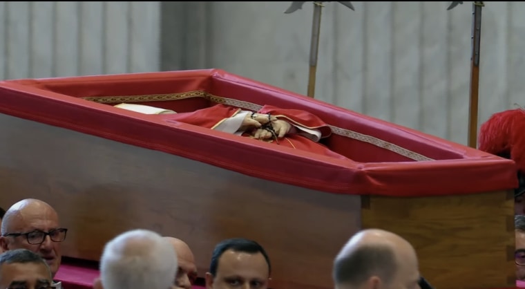 Procesión con el ataúd de Francisco de Santa Marta Domus a la basílica de San Pedro para su capilla ardiente, el 23 de abril de 2025.
