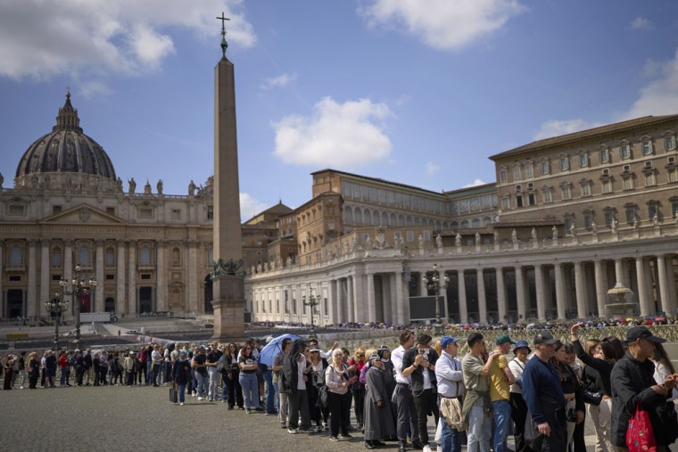 El Vaticano había anunciado que la basílica de San Pedro permanecería abierta hasta la medianoche del miércoles y jueves.