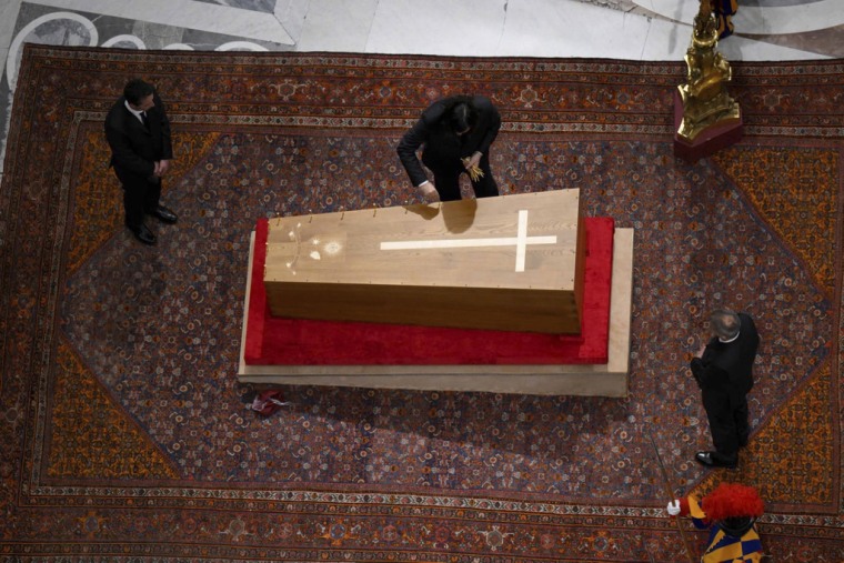 Los ujieres ceremoniales cierran el ataúd que contiene el cuerpo del papa Francisco en la basílica de San Pedro, en el Vaticano, el 25 de abril de 2025.