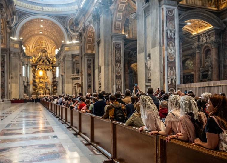 Los fieles desfilan ante el féretro abierto del papa Francisco.