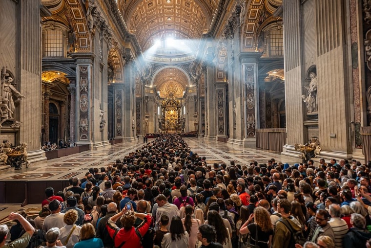 Debido a la “elevada participación” el Vaticano dijo el miércoles que podría mantener abierta la basílica después de la medianoche.