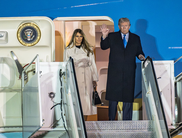 El presidente, Donald Trump, y la primera dama, Melania Trump, bajan del Air Force One a su llegada al aeropuerto de Fiumicino el 25 de abril de 2025 en Roma, Italia.