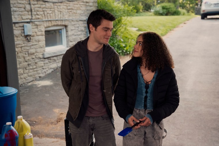 Ginny & Georgia. (L to R) Felix Mallard as Marcus Baker, Antonia Gentry as Ginny Miller in episode 302 of  "Ginny & Georgia."