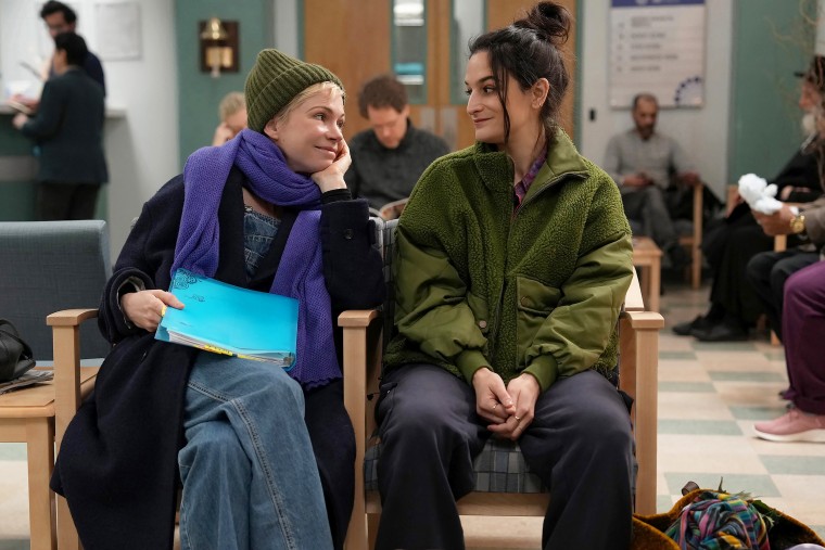 Michelle Williams como Molly y Jenny Slate como Nikki en