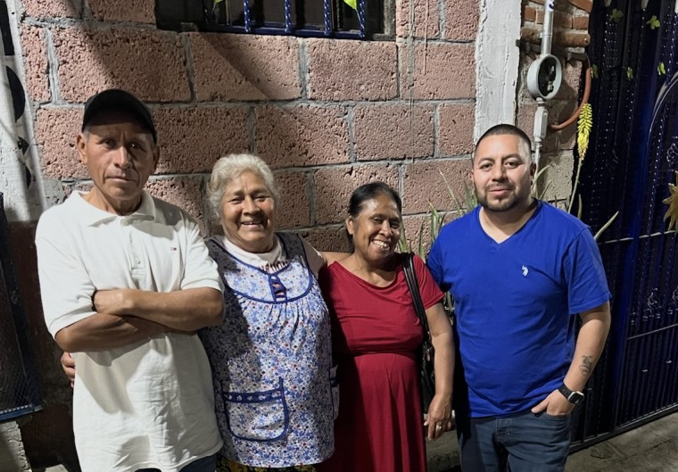 Evenezer Cortez Martínez junto con sus familiares en México, luego de que fuese deportado por las autoridades de EE.UU.