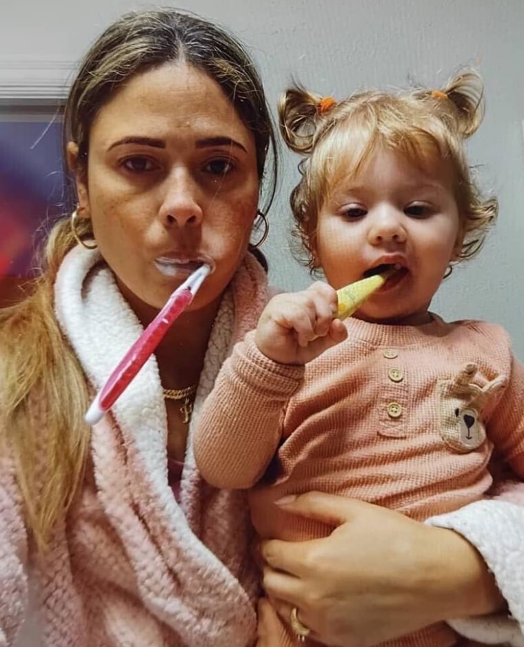 Heidy Sánchez and her daughter brushing their teeth