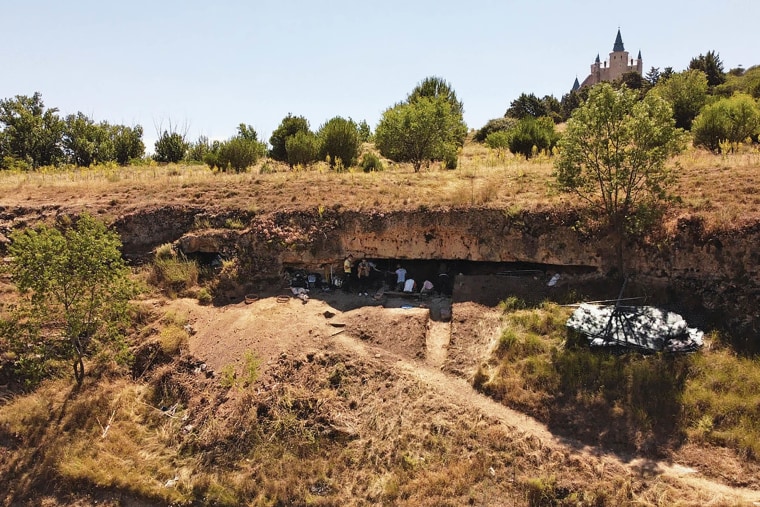 The San Lázaro rock-shelter during the excavations.