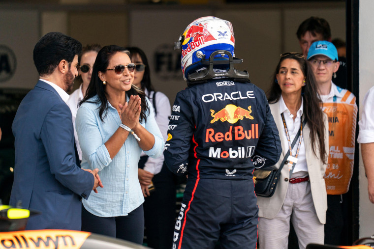 Tulsi Gabbard speaks to Max Verstappen