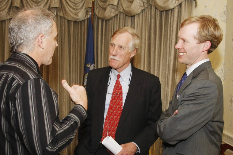 Robert West Angus King e seu filho Anpas King conversaram com III