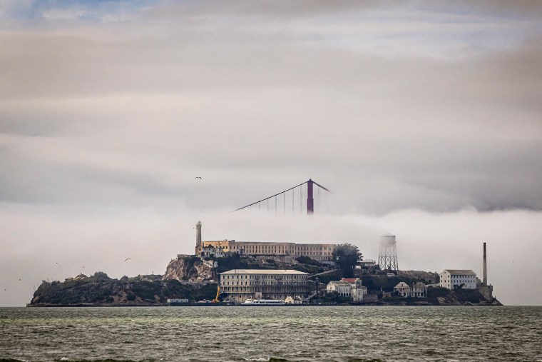 Las nubes y la niebla cubren el puente Golden Gate y la isla de Alcatraz