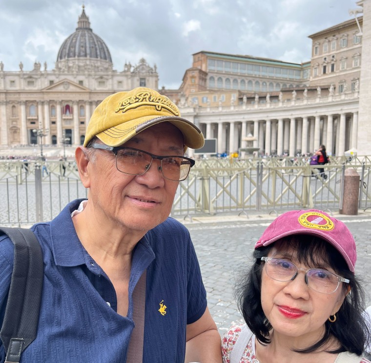Na cidade do Vaticano, seu marido Rody, 69 anos, com 72 anos -ia Del Rosario.