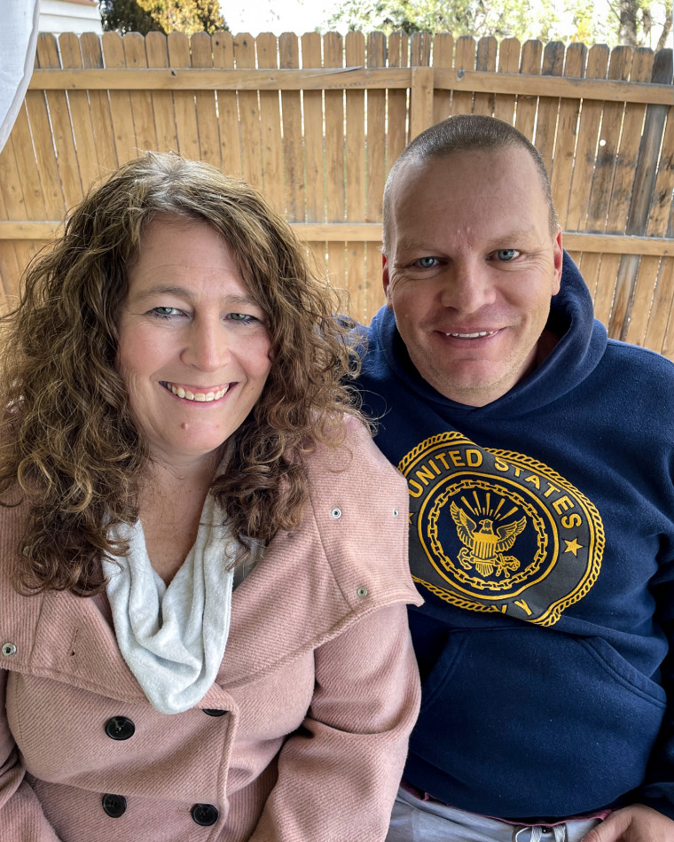 Damon Carson, seorang pemilik usaha kecil di Longmont, Colorado, dengan istrinya Traci.