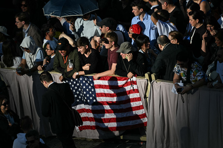 Image: TPeople wait for the smoke signaling the result of the cardinals' vote at St Peter's square
