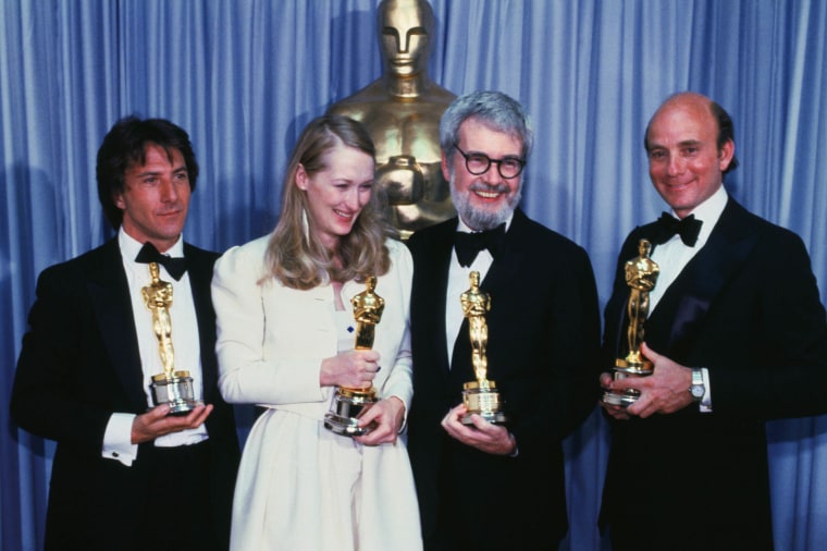 Dustin Hoffman, Meryl Streep, Robert Benton and Stanley R. Jaffe holding their Oscars awards.