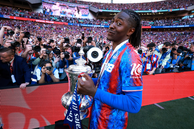 Eberechi Eze of Crystal Palace celebrates with the FA Cup trophy