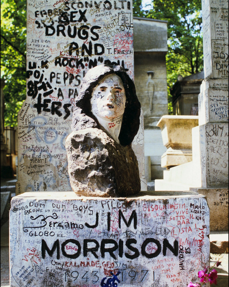 La tumba de Jim Morrison en París, Francia, en junio de 1985.